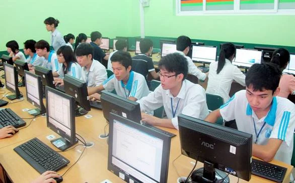 Các thí sinh đang làm bài thi MOSWC tại Trường CĐ thực hành FPT Polytechnic (Hà Nội)