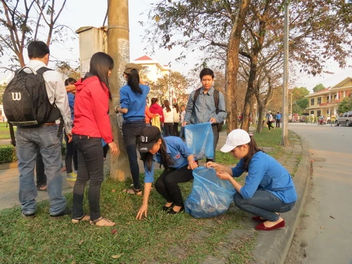 Thanh niên Huế ra quân làm vệ sinh môi trường