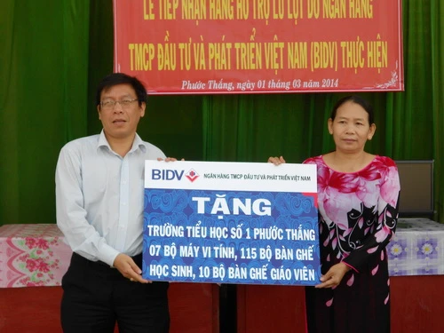 Đại diện Chi nhánh BIDV tỉnh Bình Định trao tặng biểu trưng cho lãnh đạo trường tiểu học số 1 Phước Thắng