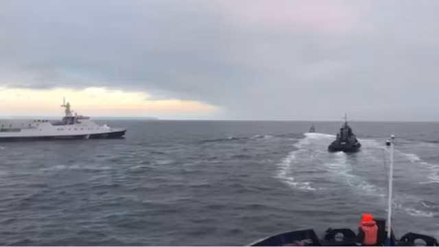  Tàu Nga và Ukraine di chuyển gần nhau trong vụ việc ngày 25/11. (Ảnh: RT) 