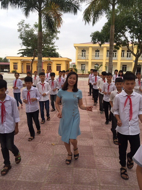 Cô giáo Tổng phụ trách độiVõ Hải Đường tham gia cùng các em học sinh Cô giáo Tổng phụ trách độiVõ Hải Đường tham gia cùng các em học sinh