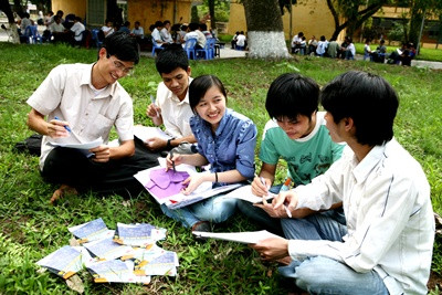 Tranh thủ học nhóm sau giờ học dưới sân trường