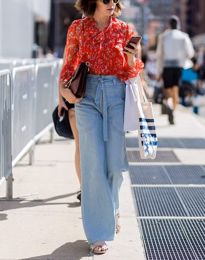 Nằm lòng quy tắc diện quần jeans ống loe phù hợp với vóc dáng từng chị em