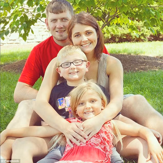 dang sau nu cuoi cua vo con ben quan tai nguoi chong chet vi soc thuoc hinh anh 1