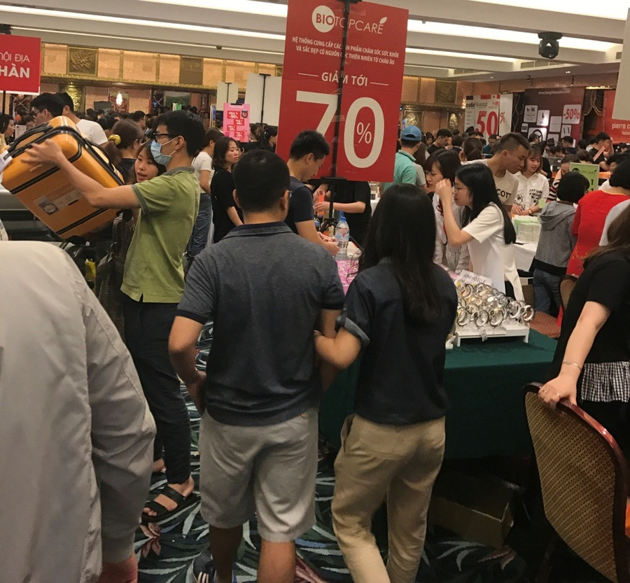 Hàng giảm tới 70%, do ế hay do doanh nghiệp muốn “chiêu” khách? (ảnh: Bắc Sơn) Hàng giảm tới 70%, do ế hay do doanh nghiệp muốn “chiêu” khách? (ảnh: Bắc Sơn)