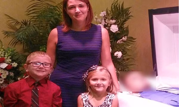 Sự thật bất ngờ về nụ cười khó hiểu của vợ con bên quan tài người chồng chết vì sốc thuốc