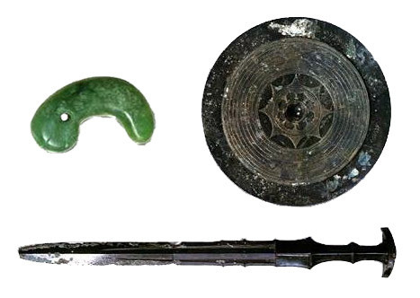 Các mô phỏng Tam chủng thần khí linh thiêng của Hoàng cung Nhật Bản: Thiên Tùng Vân kiếm, Bát Chỉ Kính và Bát xích quỳnh khúc ngọc. Ảnh: rakuten.jp Các mô phỏng Tam chủng thần khí linh thiêng của Hoàng cung Nhật Bản: Thiên Tùng Vân kiếm, Bát Chỉ Kính và Bát xích quỳnh khúc ngọc. Ảnh: rakuten.jp