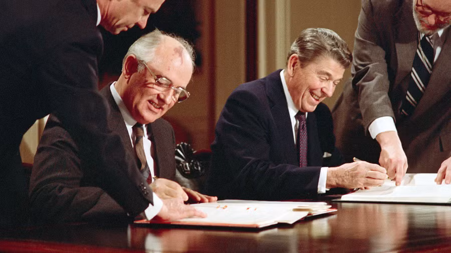 M.Gorbachev và Ronald Reagan ký Hiệp ước NIF năm 1987