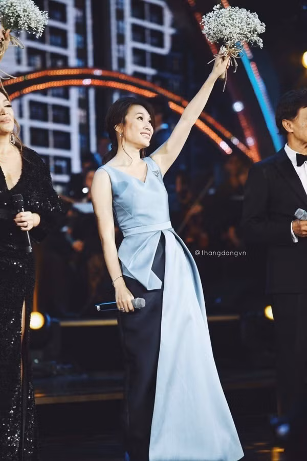 Mỹ Tâm đẹp duyên dáng khi khoác lên mình thiết kế đầm xanh chuyển tone màu khéo léo giúp 