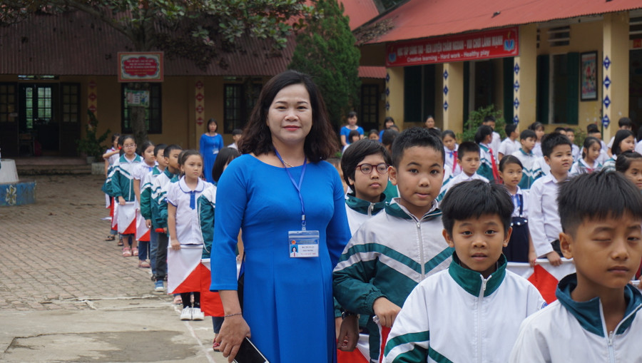 Cô giáo Ma Thị Xuân cùng học sinh trong buổi thể dục giữa giờ