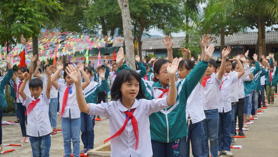 Học sinh Trường Tiểu học số 1 Phố Ràng trong buổi thể dục giữa giờ bằng bài hát Tiếng Anh 