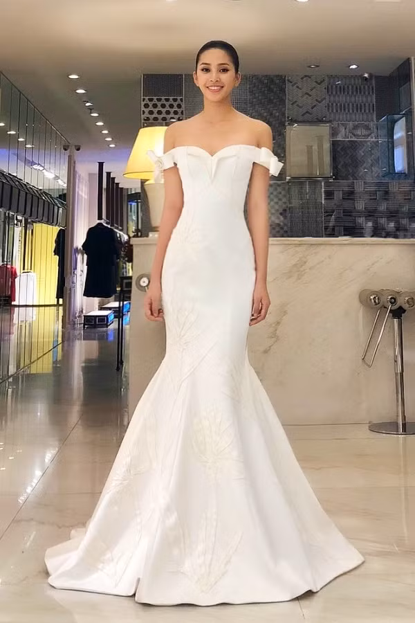 Dù trắng tay tại phần thi phụ Design Award nhưng mẫu đầm đuôi cá sắc trắng tinh khôi do nhà thiết kế Công Trí thực hiện cho Hoa hậu Tiểu Vy tại Miss World năm nay vẫn được đánh giá là vô cùng cuốn hút. 