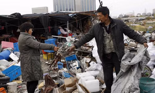 ngu gam cau, ong bo 17 nam gom rac mua duoc 3 can ho hinh anh 1