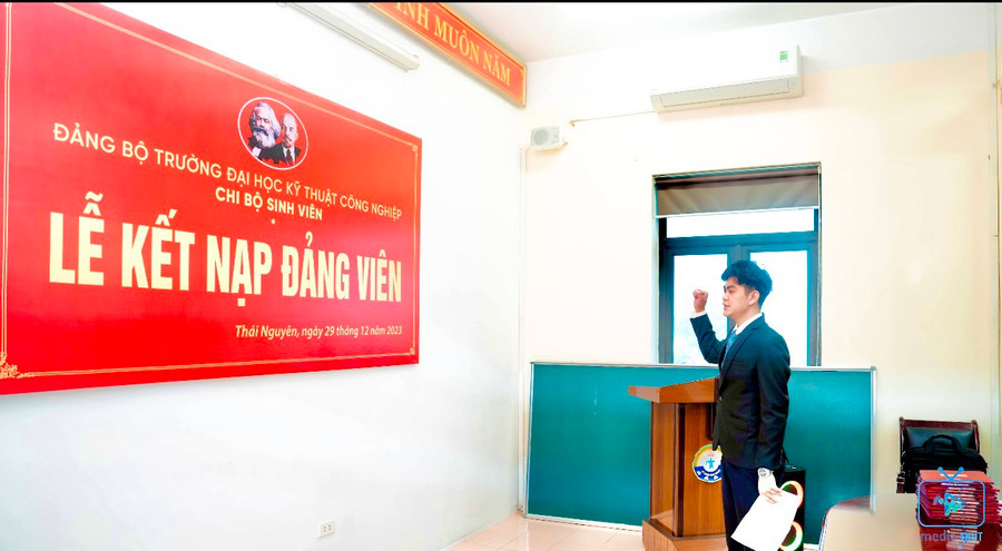 Sinh viên trường Đại học Kỹ thuật Công nghiệp (ĐH Thái Nguyên) vinh dự được đứng trong hàng ngũ của Đảng.