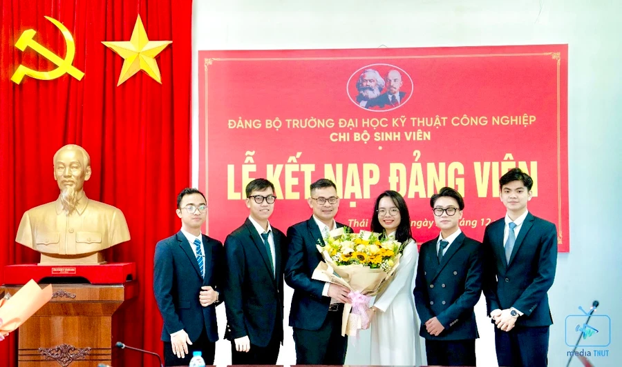 Tạo môi trường thuận lợi để đoàn viên, sinh viên phấn đấu vào Đảng.