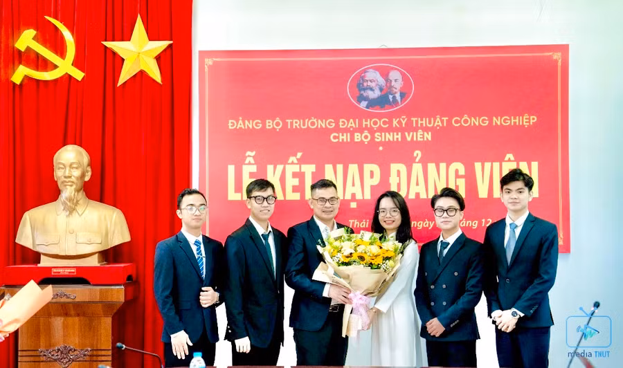 Tạo môi trường thuận lợi để đoàn viên, sinh viên phấn đấu vào Đảng.