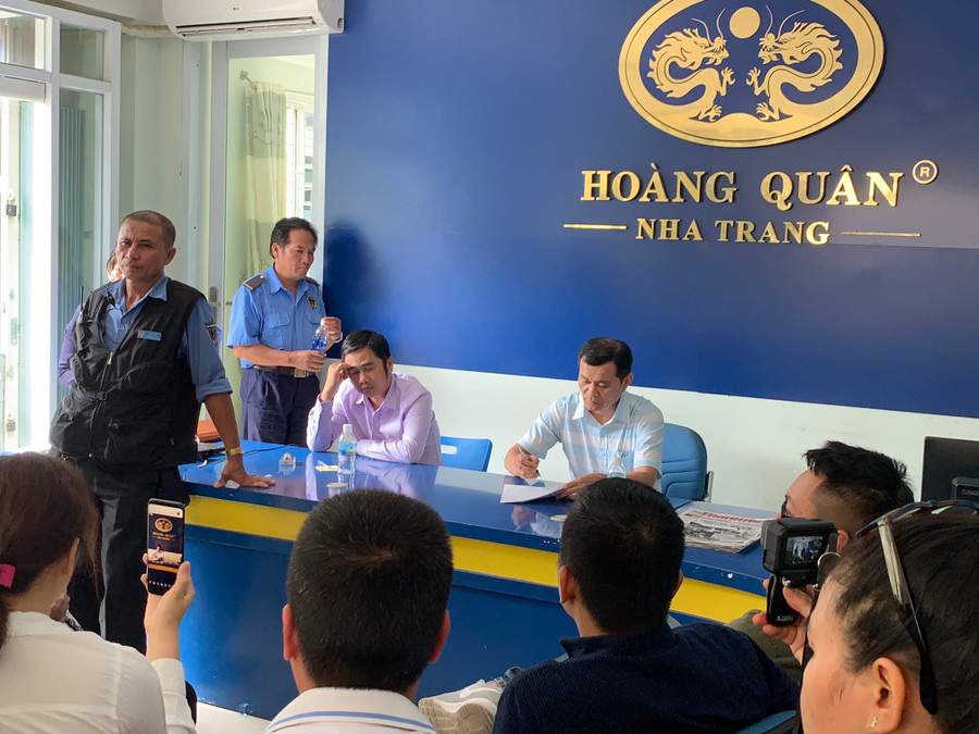 Đại diện Công ty Hoàng Quân tiếp tục hẹn bàn giao nhà cho người dân trong tháng 6/2019 Đại diện Công ty Hoàng Quân tiếp tục hẹn bàn giao nhà cho người dân trong tháng 6/2019