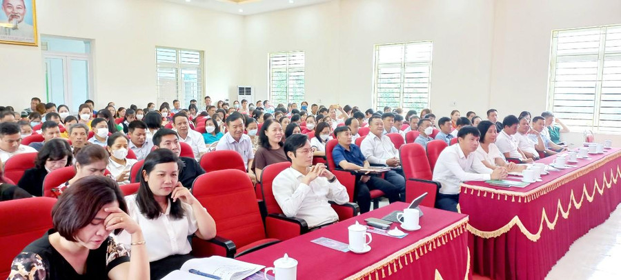 Các đại biểu tham dự hội nghị tại Phòng GD&amp;ĐT Ba Vì.