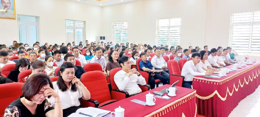 Các đại biểu tham dự hội nghị tại Phòng GD&amp;ĐT Ba Vì.