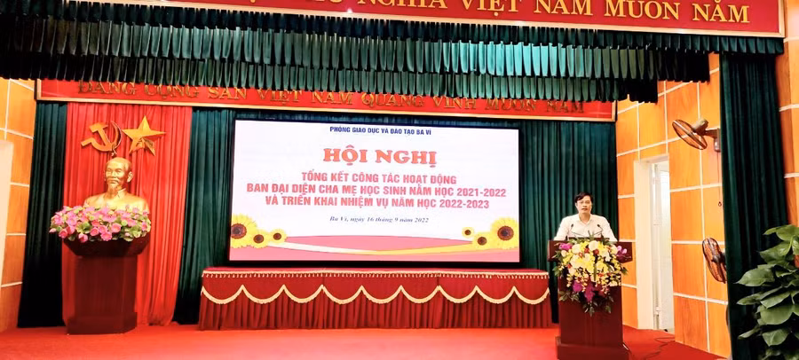 Ông Phùng Ngọc Oanh - Trưởng Phòng GD&ĐT Ba Vì phát biểu tại hội nghị về những nhiệm vụ của ban đại diện cha mẹ học sinh tại các cơ sở giáo dục.