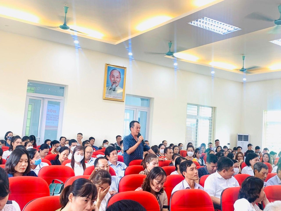 Vị đại diện cho phụ huynh học sinh Trường Mầm non Sơn Đà phát biểu tại hội nghị.