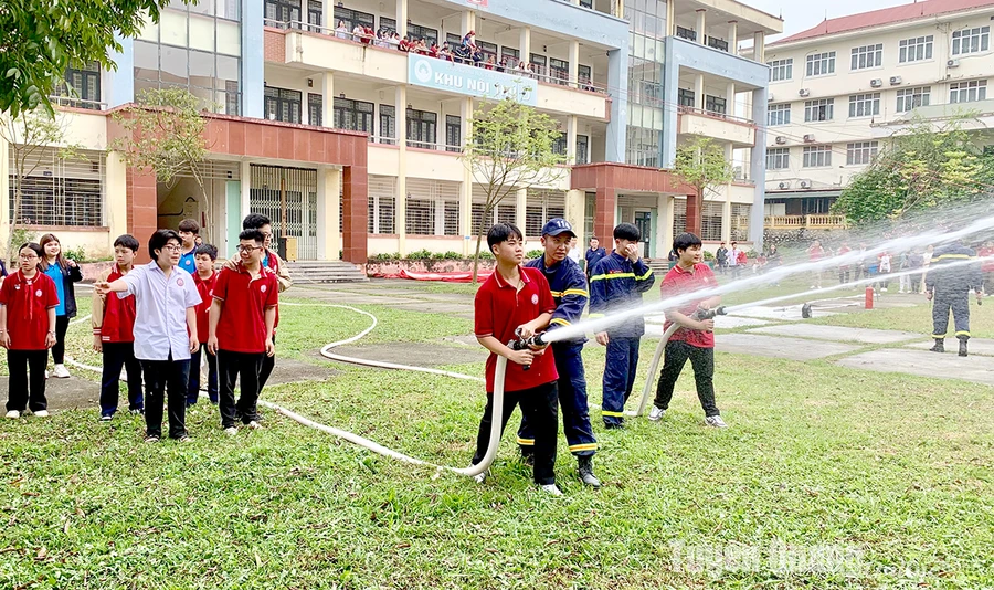 Tuyên Quang tăng cường trang bị kỹ năng về phòng cháy chữa cháy cứu nạn cứu hộ (Nguồn: Báo Tuyên Quang).