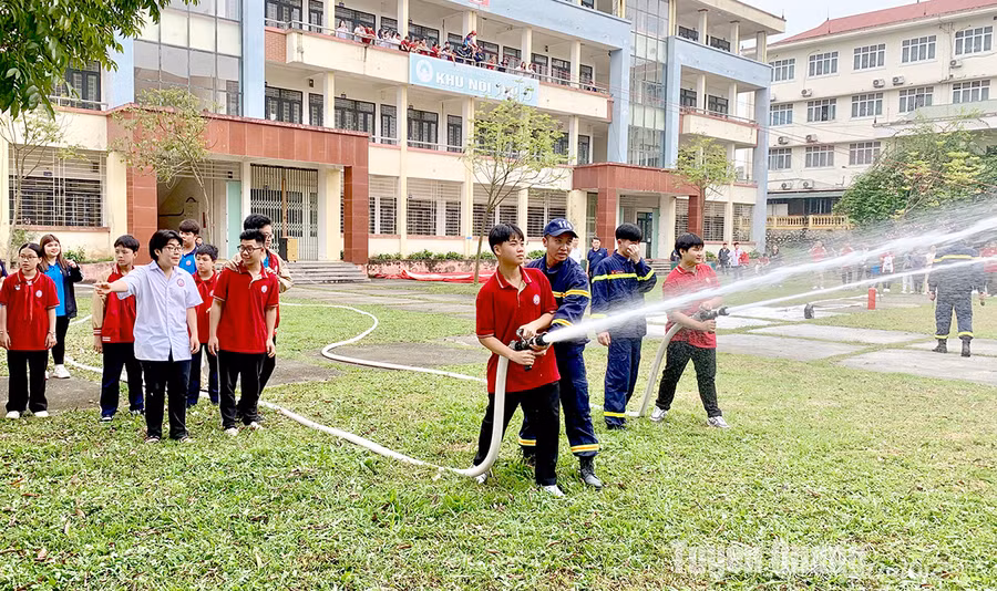 Tuyên Quang tăng cường trang bị kỹ năng về phòng cháy chữa cháy cứu nạn cứu hộ (Nguồn: Báo Tuyên Quang).
