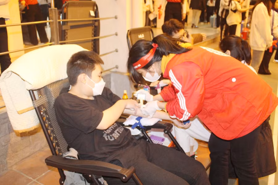 Ngày chủ nhật đỏ được tổ chức tại trường Đại học Kinh tế và QTKD - Đại học Thái Nguyên.