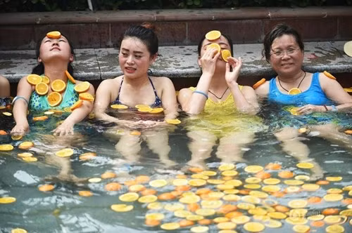 Trung Quốc tung dịch vụ tắm suối nước nóng với trái cây tươi - ảnh 2