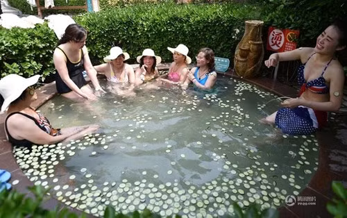 Trung Quốc tung dịch vụ tắm suối nước nóng với trái cây tươi - ảnh 3
