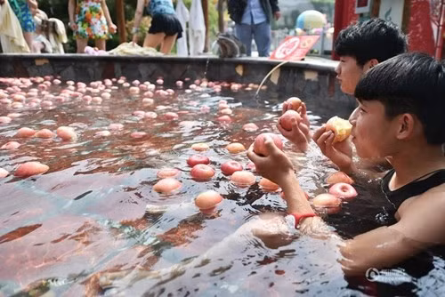 Trung Quốc tung dịch vụ tắm suối nước nóng với trái cây tươi - ảnh 5