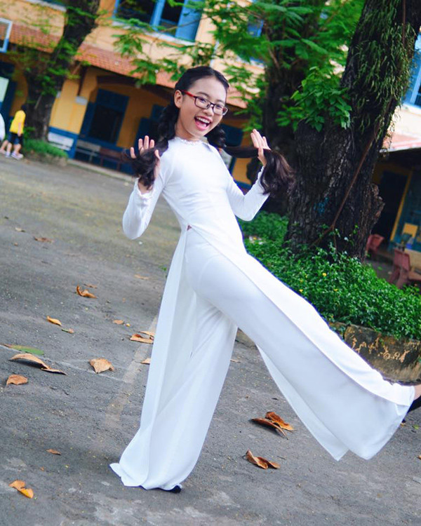 Nhưng cô bé vẫn giữ được nét tinh nghịch, đáng yêu của mình.
