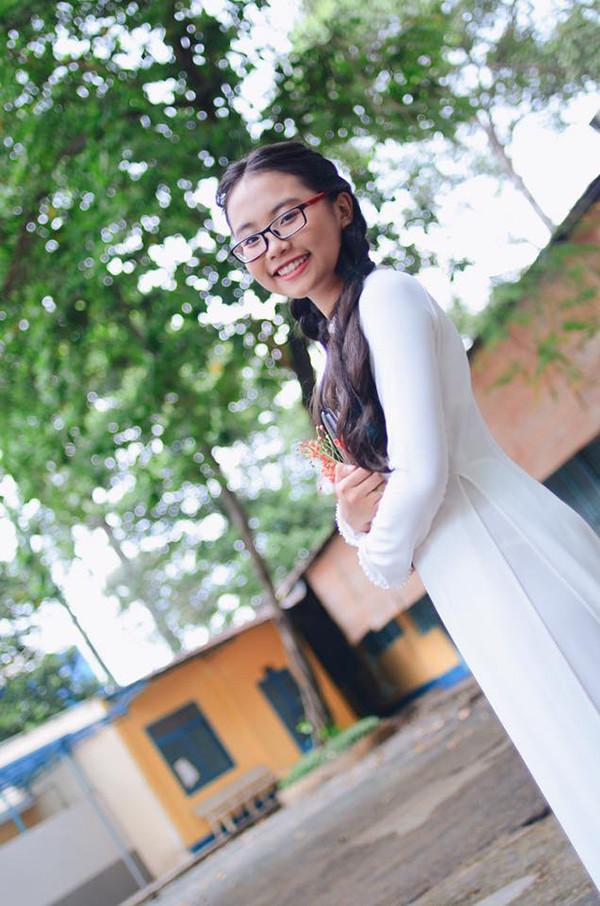 Để lưu giữ lại những kỷ niệm đẹp của tuổi học sinh, Phương Mỹ Chi đã thực hiện bộ ảnh đặc biệt với tà áo dài trắng.