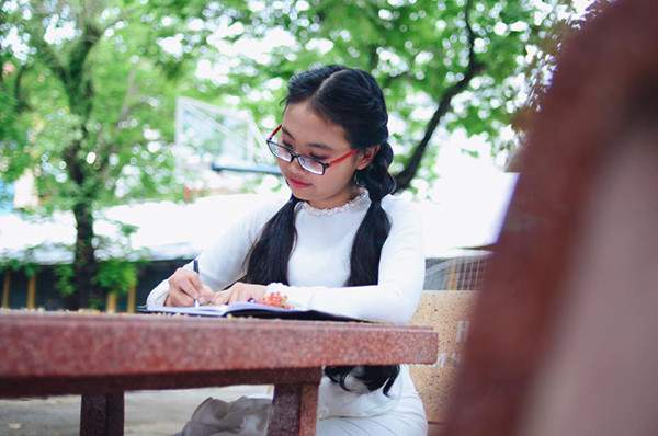Em đã vào hè rồi anh chị ạ, mùa này em cũng nghe loáng thoáng là mùa luyện thi, anh chị chuẩn bị thi Đại Học sẽ vất vả lắm đây !! Anh chị nào học lớp 12 vừa phải xa bạn bè xa Thầy Cô biết bao nhớ thương, vừa phải bắt đầu căng thẳng để học thi Đại học