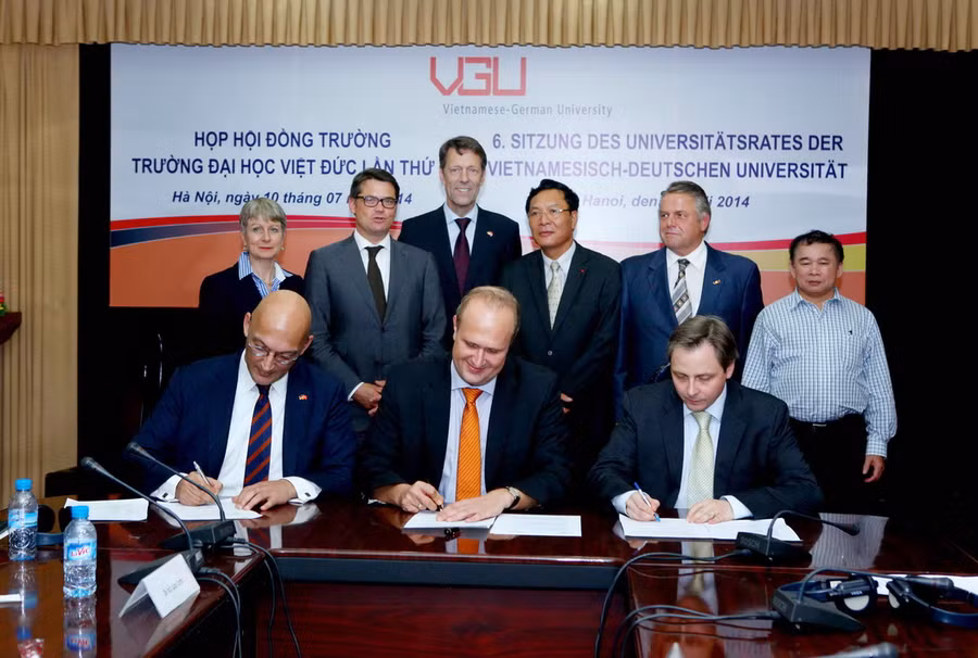 Lễ ký hợp tác của VGU với đối tác có sự chứng kiến của Bộ trưởng Bộ GD&ĐT Phạm Vũ Luận