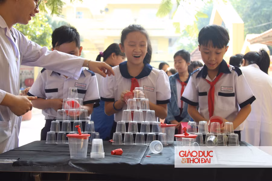 Rạng rỡ, vui tươi là cảm xúc thể hiện rõ nhất trên tất cả các học sinh khi đến với ngày hội.