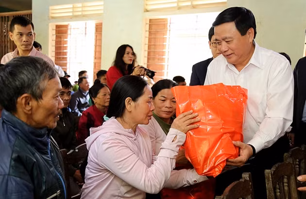 Đồng chí Nguyễn Xuân Thắng, Bí thư Trung ương Đảng, Giám đốc Học viện Chính trị quốc gia Hồ Chí Minh thăm hỏi và tặng quà đồng bào miền Trung.