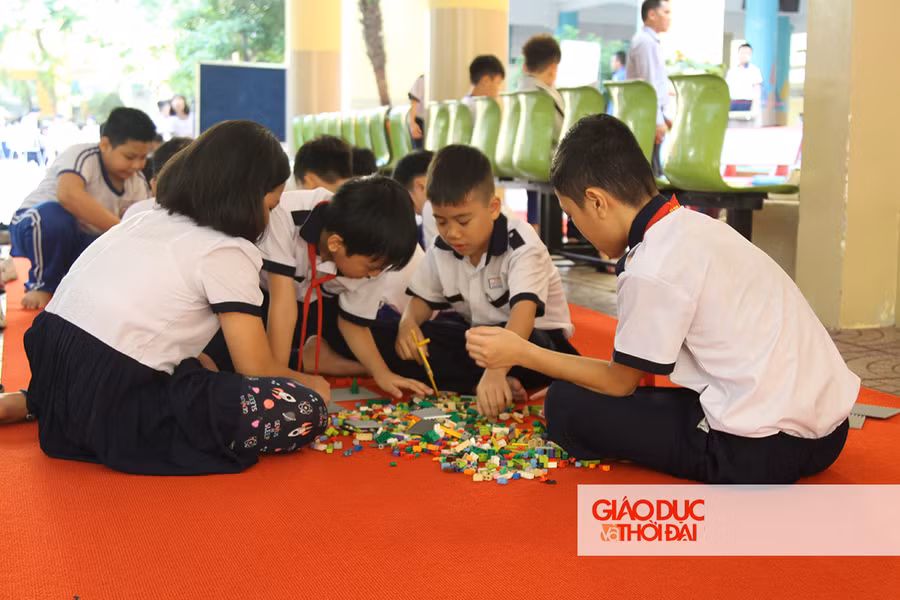 Học sinh tham gia sáng tạo, lắp ráp mô hình từ LEGO.