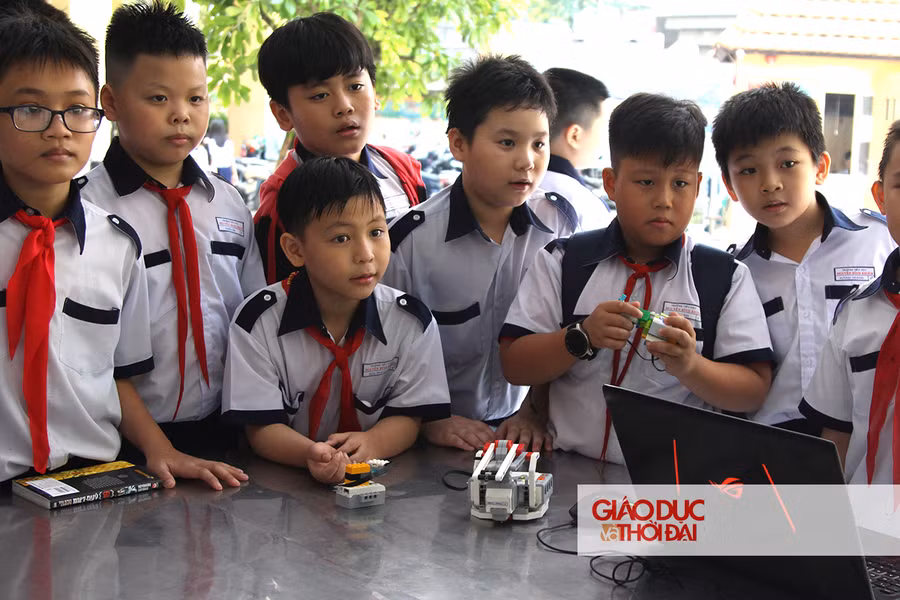 Các bạn nam lại hứng thú hơn với các chú robot, chăm chú lắng nghe những hướng dẫn của thầy cô.