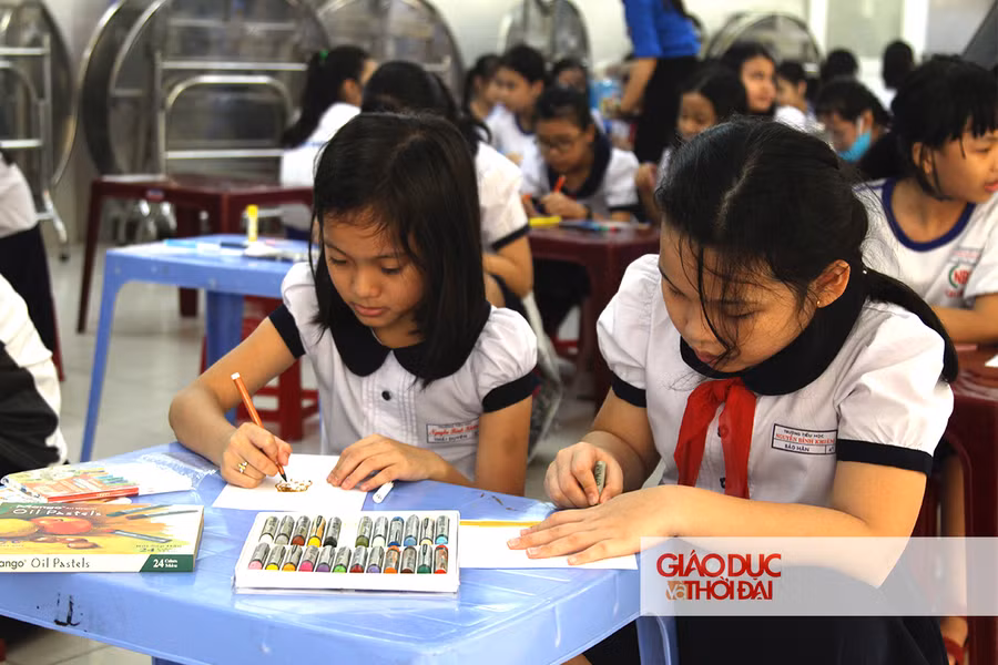 Không gian đọc sách và vẽ tranh thu hút rất nhiều bạn nữ.