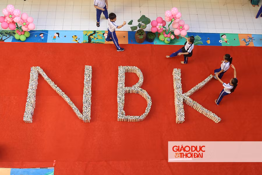 Thầy cô giáo đã chuẩn bị tên viết tắt của Trường Nguyễn Bỉnh Khiêm từ những quyển sách được xếp cẩn thận, gọn gàng ngay phía sân trường, giúp các em có thêm niềm yêu thích với sách hơn.