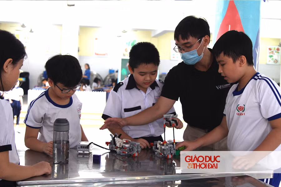 Sôi động ngày hội khoa học của học sinh trường Nguyễn Bỉnh Khiêm (TP.HCM) ảnh 8