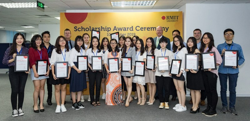 Nghiêm Thu Loan (giữa) cùng các bạn sinh viên trong lễ nhận học bổng của RMIT