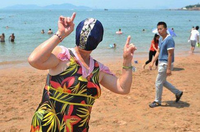 Sốc với hình ảnh “gái ngoan đoan chính” đi biển ảnh 9 Sốc với hình ảnh “gái ngoan đoan chính” đi biển - Hình 9