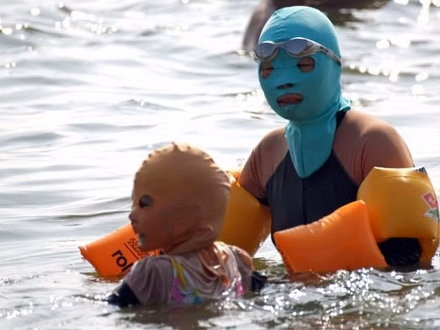 Sốc với hình ảnh “gái ngoan đoan chính” đi biển ảnh 1 Sốc với hình ảnh “gái ngoan đoan chính” đi biển - Hình 1