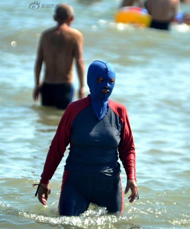 Sốc với hình ảnh “gái ngoan đoan chính” đi biển ảnh 2 Sốc với hình ảnh “gái ngoan đoan chính” đi biển - Hình 2