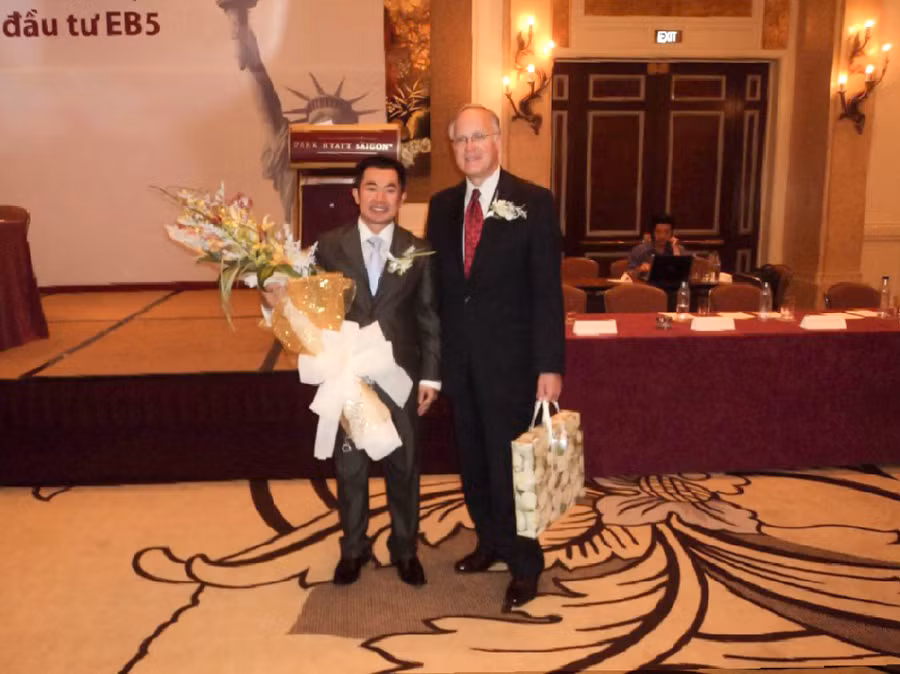 Chủ tịch Thống đốc Quốc gia Mỹ - ông Jim Douglas giới thiệu chương trình đầu tư định cư Mỹ EB-5 năm 2010 tại Park Hyatt Saigon Chủ tịch Thống đốc Quốc gia Mỹ - ông Jim Douglas giới thiệu chương trình đầu tư định cư Mỹ EB-5 năm 2010 tại Park Hyatt Saigon