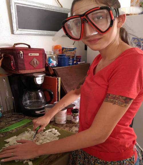 Nấu ăn là một công việc cũng nguy hiểm lắm chứ. Nấu ăn là một công việc cũng nguy hiểm lắm chứ.