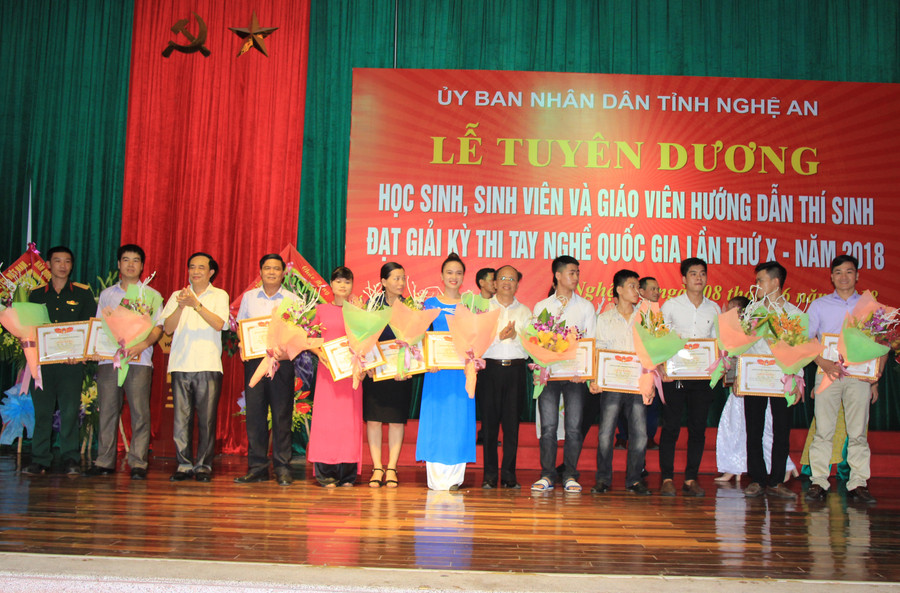 Trao thưởng cho các thí sinh đạt giải Khuyến khích