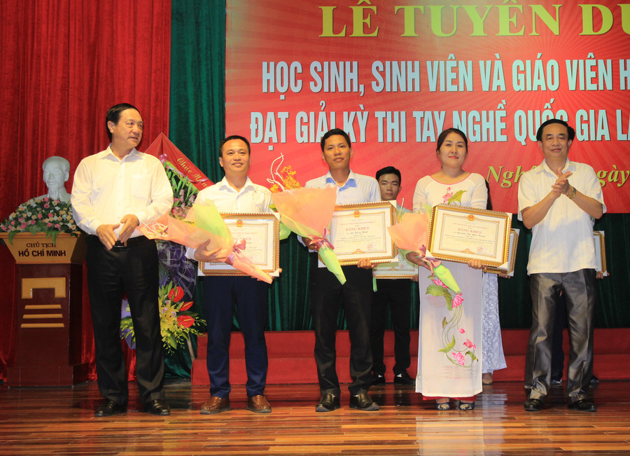 Trao bằng khen của tỉnh cho giáo viên có học sinh đạt giải kỳ thi nghề quốc gia